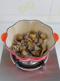 栗子烧鸡腿,放入鸡块,翻炒至鸡块表面微焦。