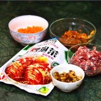 泡菜炒饭,将所有材料准备好,胡萝卜去皮切丁,香菇切丁,猪肉切条或切丁都可,泡菜沥干水分切碎
