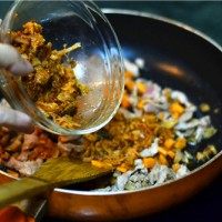 泡菜炒饭,加入切碎的泡菜,继续翻炒均匀