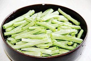 干煸豆角,<a style='color:red;display:inline-block;' href='/shicai/ 3639'>豆角</a>去老筋,摘成段