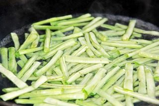 干煸豆角,锅中烧开水,放摘好的豆角焯水,加点盐及几滴食用油