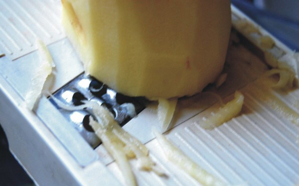 土豆胡萝卜丝饼,<a style='color:red;display:inline-block;' href='/shicai/ 23'>土豆</a>洗净,去皮刨成丝