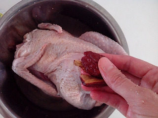 手撕盐焗鸡,红枣、<a style='color:red;display:inline-block;' href='/shicai/ 2800'>生姜</a>3片放入鸡的肚子里,放入保鲜袋里入冰箱冷藏腌制2小时或一个晚上。