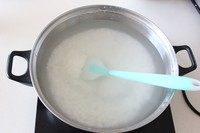 椰汁西米露,煮到西米外面透明但里面还是白色点程度就可以关火,倒筛子里沥水后冲冷水