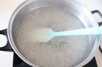 椰汁西米露,再煮半锅水,水开后放西米继续煮,边煮边搅拌至西米呈完全透明状