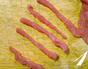 干煸牛肉丝,将牛肉横着纹路切成大约6厘米长,0.3厘米粗的细丝。