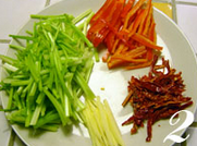 干煸牛肉丝,芹菜去老叶洗净也切成细丝，<a style='color:red;display:inline-block;' href='/shicai/ 3446'>红尖椒</a>、<a style='color:red;display:inline-block;' href='/shicai/ 86474'>干辣椒</a>洗净去蒂去籽切成细丝，<a style='color:red;display:inline-block;' href='/shicai/ 163'>葱白</a>、<a style='color:red;display:inline-block;' href='/shicai/ 37'>姜</a>也切成细丝。