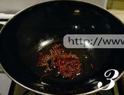 干煸牛肉丝,锅中放入油,烧热以后放入干辣椒丝,用小火炸至略微变色,香味出来,注意不要炸过头炸糊了,然后将干辣椒丝捞出待用,这步挺关键的,油里有了干辣椒的香味和色泽才会使牛肉更香浓。
