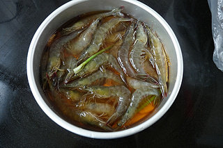 黄酒炖虾,把去掉<a style='color:red;display:inline-block;' href='/shicai/ 300'>虾</a>须的<a style='color:red;display:inline-block;' href='/shicai/ 300'>虾</a>放酒内，静置10分钟左右