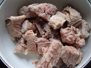 十香醉排骨,<a style='color:red;display:inline-block;' href='/shicai/ 957'>猪小排</a>一斤洗净飞水,倒入料酒、盐、白醋腌半小时