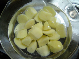 十香醉排骨,小<a style='color:red;display:inline-block;' href='/shicai/ 23'>土豆</a>6个,去皮,切块