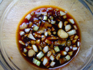 十香醉排骨,找一个大碗,倒入黄酒、盐、生抽、醋、糖、葱白粒、蒜末调成糖醋汁