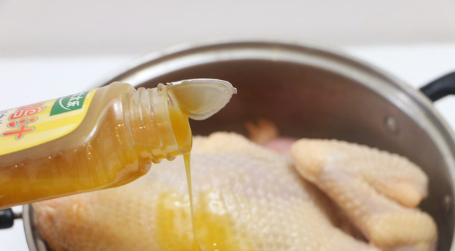 广式清蒸鸡,然后淋上鸡汁,尽量每个部位都抹上鸡汁,并稍作按摩使其入味