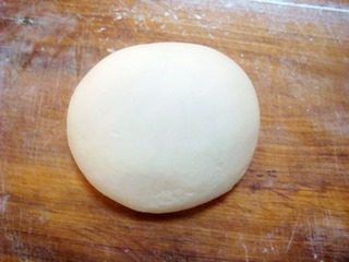 莲花酥,面粉200克,加40克油和60克水和成水油面团,饧10分钟。