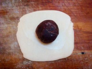 莲花酥,包起来,收口向下按扁。均匀的切成8份。