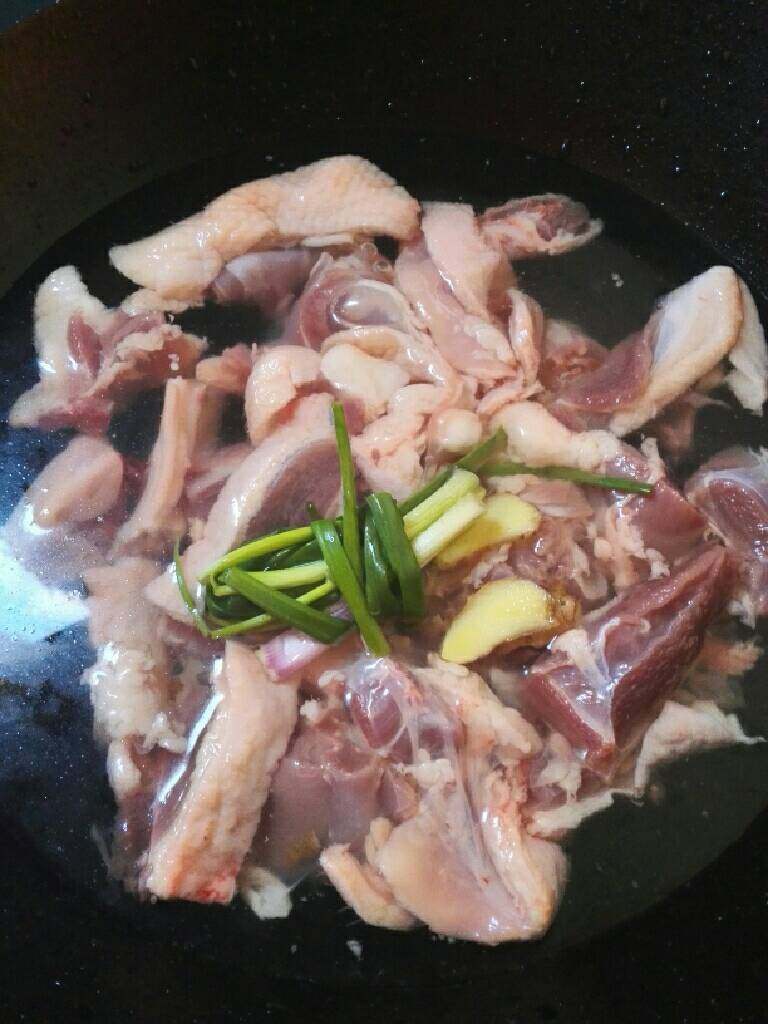 魔芋啤酒鸭,鸭肉躲块,洗净,放入锅中加适量清水,葱结,姜片焯水后洗净。