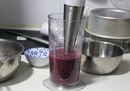 蓝莓果酱,留少许约30颗蓝莓,其余用料理机打成浆,不用加水,蓝莓汁水很多