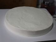 小汽车奶油蛋糕,再抹奶油,大概抹平就行