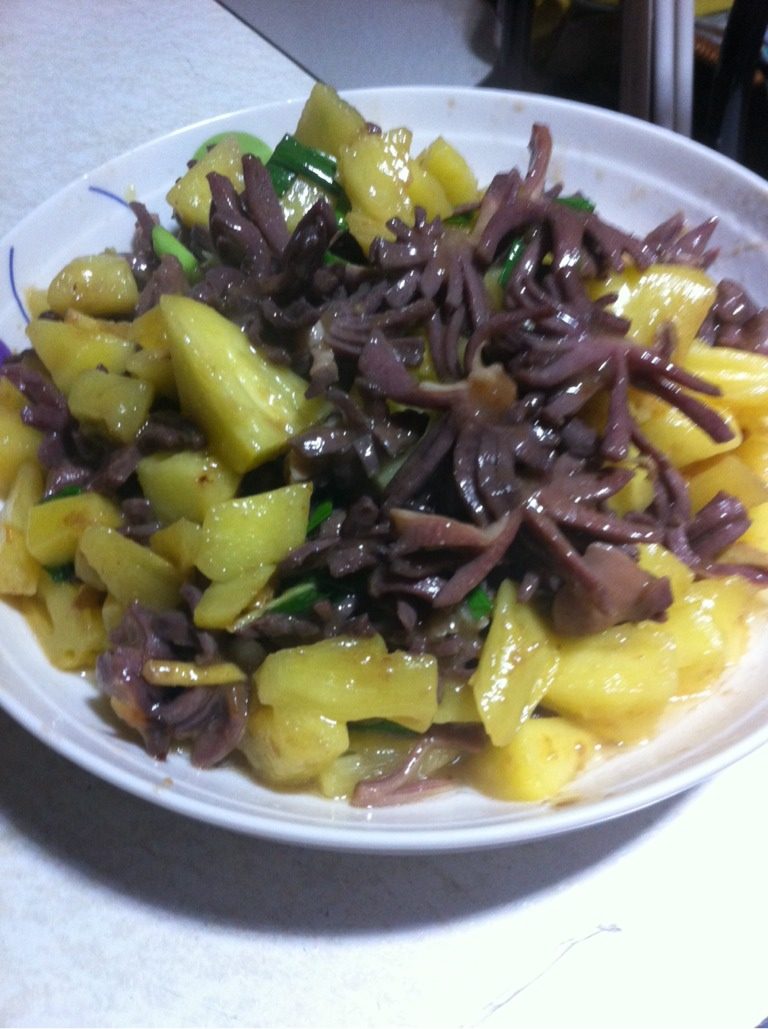 菠萝炒鸭胗,上桌,香喷喷