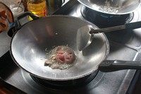 泰式炒面,待蒜头香味散出后,下鸡肉。