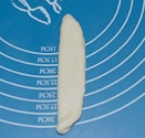 玫瑰面包 ,如图擀开牛舌状,对折,卷起。