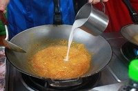 清迈面,倒入剩下的半杯椰浆。