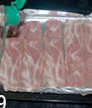 培根芝士蛋堡,汉堡胚切成两片备用,<a style='color:red;display:inline-block;' href='/shicai/ 443'>培根</a>撒上黑胡椒粉、孜然粉
