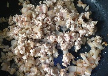 肉酱意面,加入肉末,炒散至变色