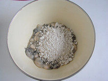 蒜香海蛎煎,调入盐,加入<a style='color:red;display:inline-block;' href='/shicai/ 2591'>地瓜粉</a>。