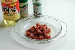缤纷牛肉粒,<a style='color:red;display:inline-block;' href='/shicai/ 7036'>牛里脊肉</a>切成小丁，用<a style='color:red;display:inline-block;' href='/shicai/ 718'>料酒</a>、<a style='color:red;display:inline-block;' href='/shicai/ 134296'>白胡椒粉</a>、黑胡椒粒、盐腌20分钟。
