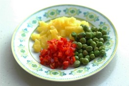 缤纷牛肉粒,<a style='color:red;display:inline-block;' href='/shicai/ 86647'>红彩椒</a>、<a style='color:red;display:inline-block;' href='/shicai/ 597'>菠萝</a>切成小丁，<a style='color:red;display:inline-block;' href='/shicai/ 148'>豌豆</a>用开水焯熟。