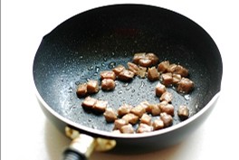 缤纷牛肉粒,平底锅内油热后,倒入腌制好的牛肉粒,翻炒变色。