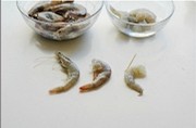 翡翠虾仁 ,大虾洗净后,去头、去须,开虾背将虾线取出。