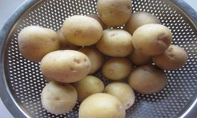 香辣土家干炕小土豆,选直径大概2-3cm的新土豆,我买的是韩国店的<a style='color:red;display:inline-block;' href='/shicai/ 6986'>小土豆</a>,口感和恩施土豆很接近,因为是新下的,水分和口感很好。做这个菜陈土豆口感差很远。