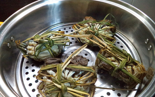 清蒸大闸蟹,锅中水开后,把大闸蟹放入蒸锅,注意要把肚皮朝上,蒸15分钟即可取出