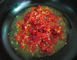 剁椒鱼头,同时,另起油锅,中火把<a style='color:red;display:inline-block;' href='/shicai/ 4870'>剁辣椒</a>和姜蒜末一起煸炒香起锅。