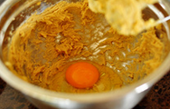 巧克力饼干,加入<a style='color:red;display:inline-block;' href='/shicai/ 9'>鸡蛋</a>,继续充分搅打均匀