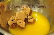 香蕉杏仁软饼干,融化的黄油和<a style='color:red;display:inline-block;' href='/shicai/ 882'>红糖</a>放在搅拌的盆里