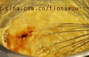 香蕉杏仁软饼干,再加入香蕉泥和香草精混合均匀
