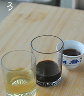 三杯虾,三个杯子中,分别倒入6汤匙米酒、2汤匙<a style='color:red;display:inline-block;' href='/shicai/ 692'>酱油</a>(老抽0.5汤匙、生抽1.5汤匙)、香麻油两汤匙,备用。