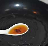 三杯虾,锅烧热,倒入一汤匙食用油烧热后再倒入一汤匙香油。