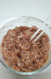 豆芽面筋泡,再分多次搅入适量清水,最后加入水淀粉搅匀。