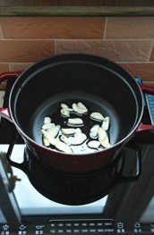 豆芽面筋泡,铸铁锅置于炉上,小火煸香蒜瓣和<a style='color:red;display:inline-block;' href='/shicai/ 37'>姜</a>丝。