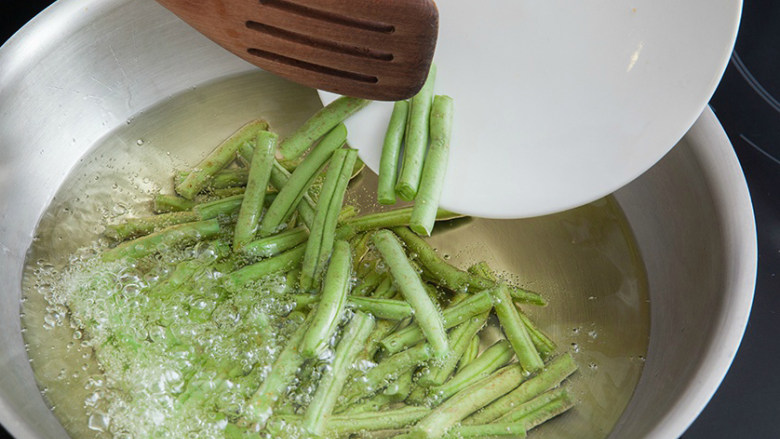 干煸四季豆,锅烧热放入油，加热至140度（可以用筷子试温，出现大泡的时候温度即可）倒入<a style='color:red;display:inline-block;' href='/shicai/ 69'>四季豆</a>