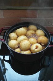 豆芽面筋泡,面筋泡排入锅中,盖上锅盖。