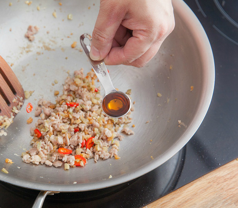 干煸四季豆,锅中留底油，中火加热，加入肉糜、蒜泥、开洋末和<a style='color:red;display:inline-block;' href='/shicai/ 722'>榨菜</a>末煸香