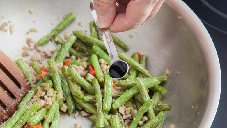 干煸四季豆,加入<a style='color:red;display:inline-block;' href='/shicai/ 718'>料酒</a>、四季豆和红椒圈翻炒。再调入<a style='color:red;display:inline-block;' href='/shicai/ 788'>生抽</a>、<a style='color:red;display:inline-block;' href='/shicai/ 10588'>糖</a>和<a style='color:red;display:inline-block;' href='/shicai/ 813'>鸡粉</a>调味，翻炒均匀后即可