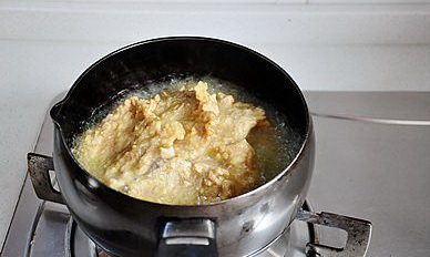 锅包肉 ,待油再次烧开后,再次入锅炸成金黄色捞出待用