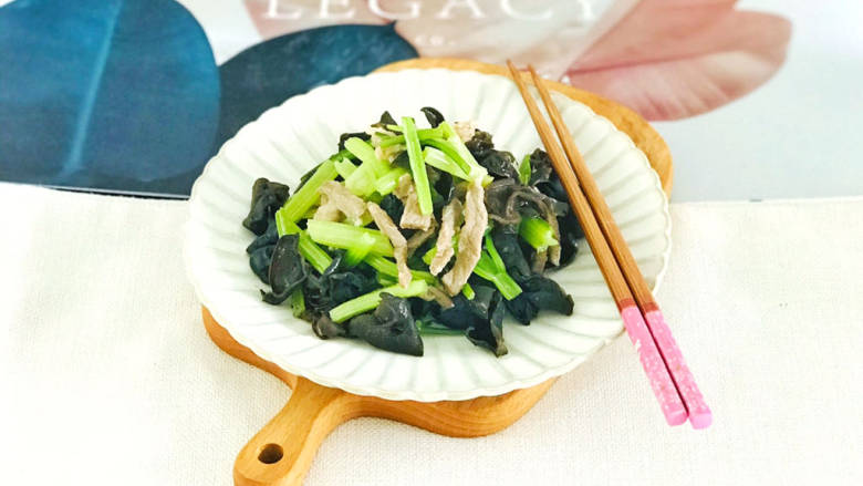 芹菜木耳炒肉丝,美味的芹菜木耳炒肉丝就做好了