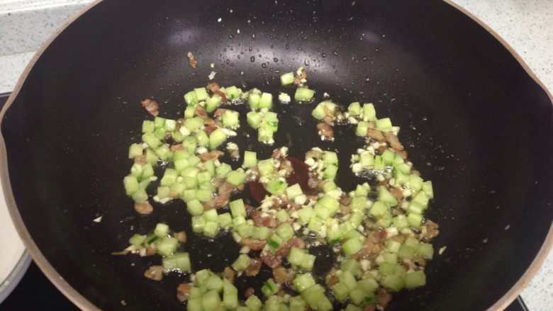 蒜香培根意大利面,倒入青瓜,翻炒一下。